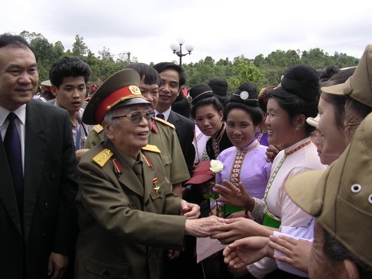 Đại tướng nói chuyện, bắt tay đồng bào Điện Biên...